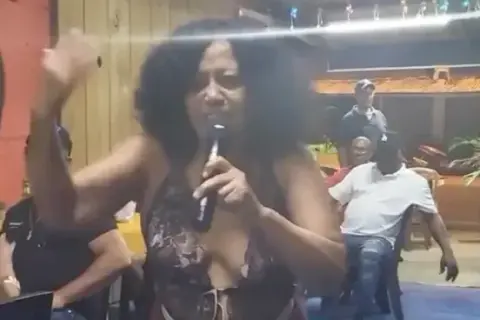 Arrestan a una mujer por cantar el himno de República Dominicana a ritmo de dembow