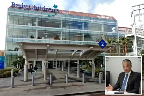 Hospital de San Diego demandado por familias y el gobierno por suspender tratamientos de transición para menores