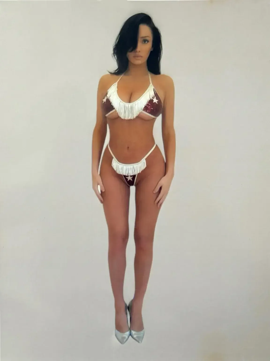 Bianca Censori llama la atención con bikini de estrellas; su estilo audaz sigue generando debate