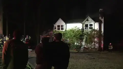 Familia de 4 integrantes escapa ilesa tras incendio que destruyó su hogar cerca de Stone Mountain