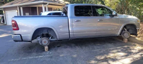 Gia tăng trộm bánh xe xe bán tải tại khu căn hộ ở Atlanta