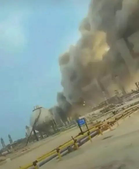 Irán atacó la refinería Ras Tanura de Saudi Aramco con drones, forzando su cierre temporal