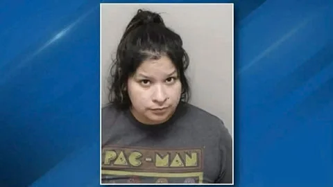 Mẹ ở Texas bị bắt sau khi buộc con gái nhỏ đi bộ 19 dặm đến trường sau một đêm uống rượu