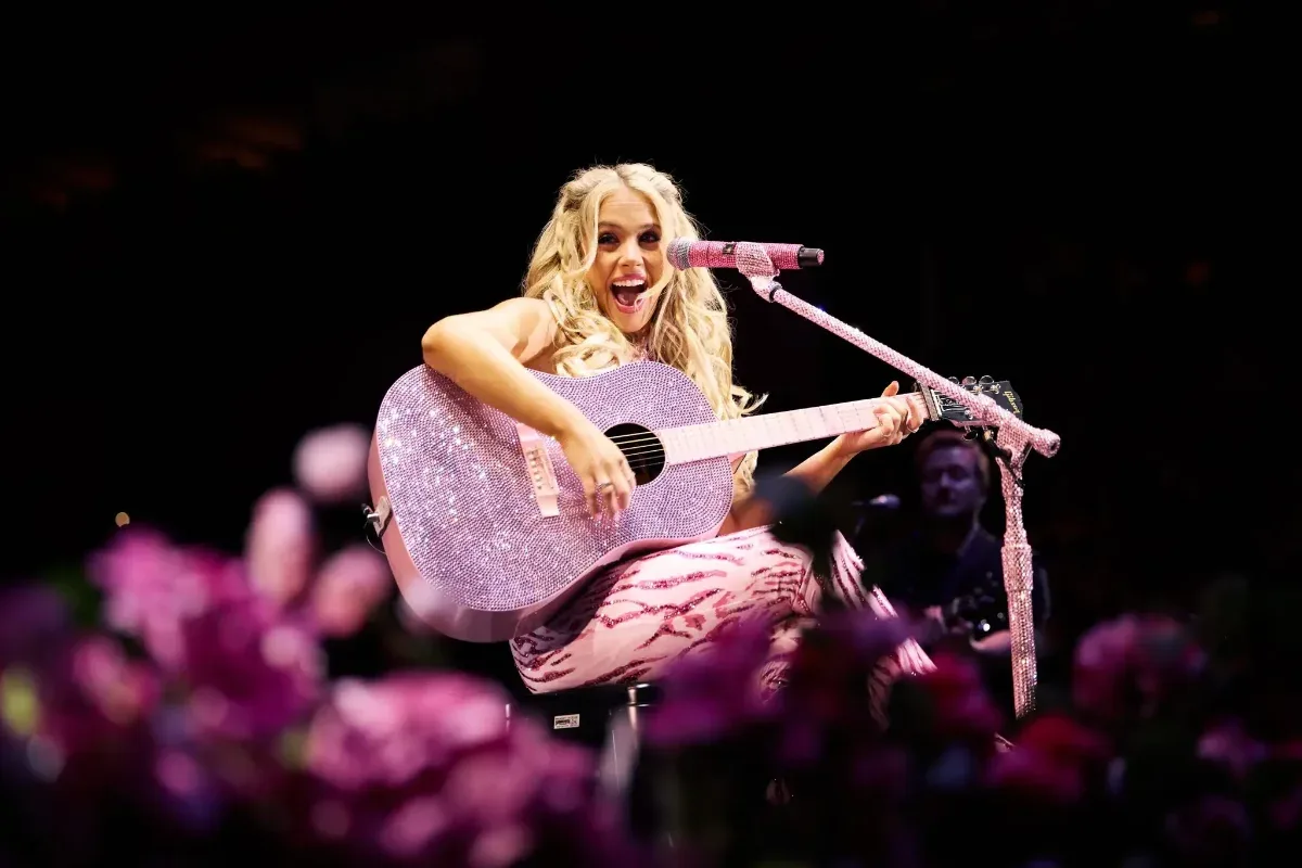 Megan Moroney trở về Athens, hơn 7.000 khán giả phủ hồng Akins Ford Arena