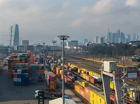 Nghị viện châu Âu lần thứ hai hoãn bỏ phiếu thỏa thuận thương mại với Mỹ sau khi Tổng thống Trump áp thuế 15%