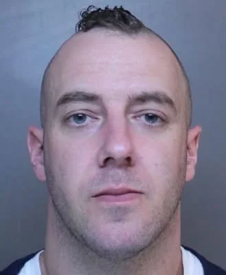 Buscado tras incendiar su casa para “matar arañas”: el fuego se extendió a tres viviendas en Pensilvania