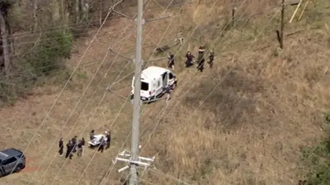 Hallan cuerpo de mujer en bosque cerca de zona comercial en Cumming; el GBI investiga