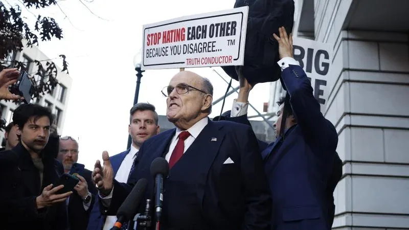 Tribunal de Nueva York rechaza solicitud de Rudy Giuliani, demanda de 10 millones de dólares continúa en juicio