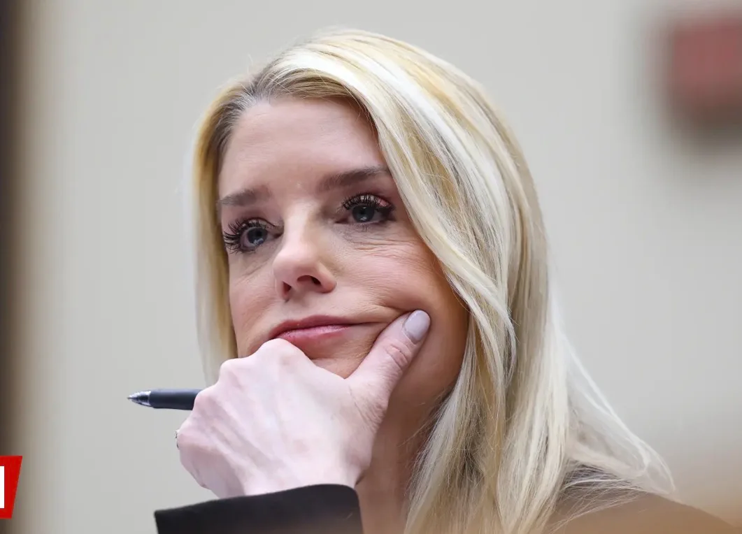 El presidente Trump destituye a la fiscal general Pam Bondi; Todd Blanche asume de forma interina