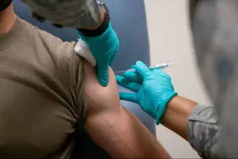 Trump firma decreto para reintegrar a militares que rechazaron vacunas, con pago de salarios y beneficios