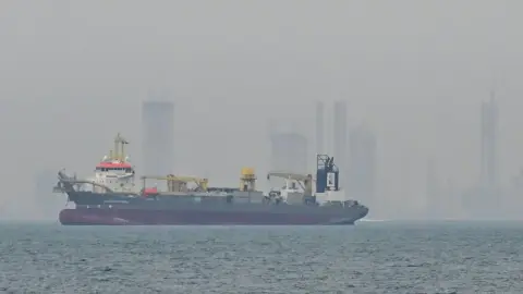 Tổng thống Trump tuyên bố tiếp tục tấn công tàu Iran, căng thẳng quanh eo biển Hormuz gia tăng