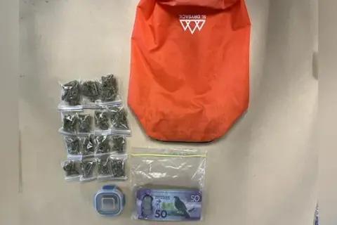 Bolsa con marihuana y efectivo olvidada por error en tienda de caridad en Nueva Zelanda