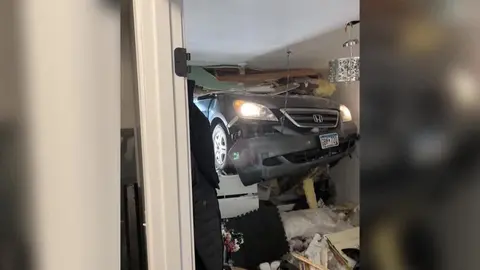 Xe minivan lao vào nhà, tông trúng phòng ngủ khi hai người đang say giấc