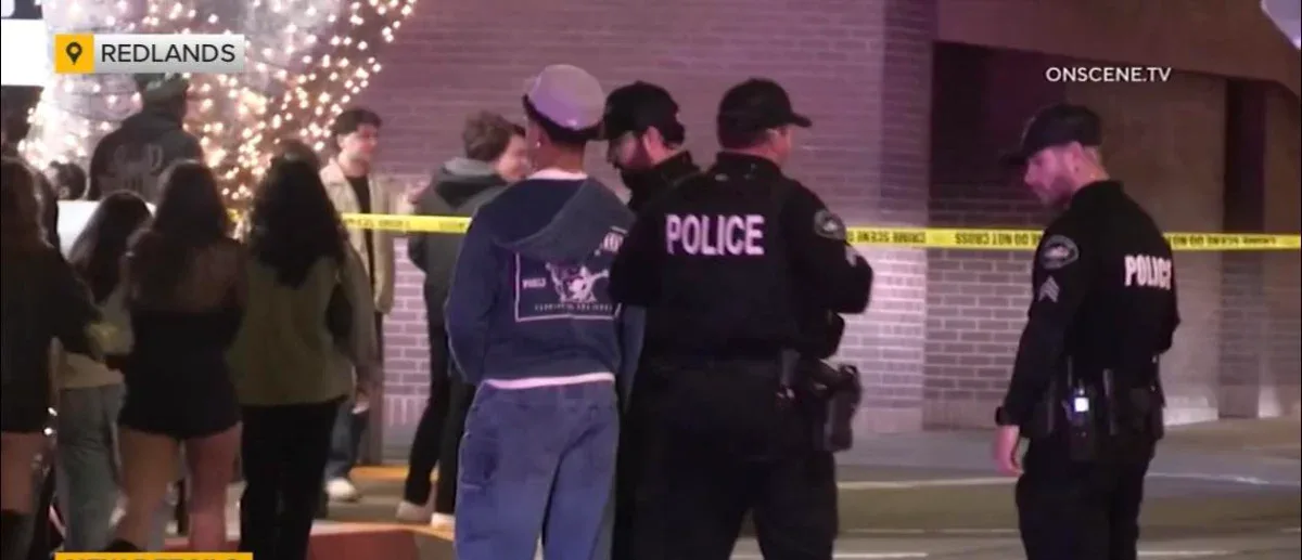 Xe Tesla lao vào đám đông trước quán bar tại Redlands, tiếng súng vang lên sau va chạm